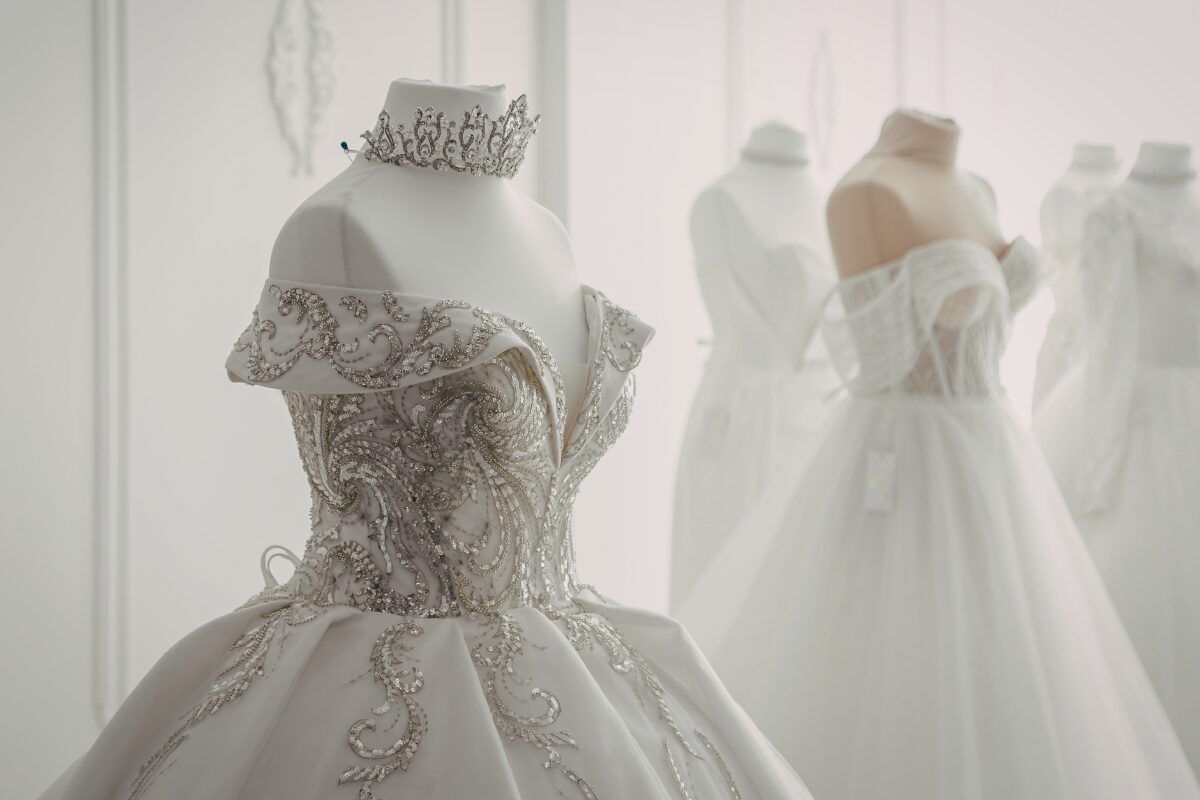 ウェディングドレス、何歳まで着られる？ 晩婚化が進む現代、30代後半や40代での結婚も珍しくなくなりました。新郎新婦と呼ばれることに照れくささを覚え、そんな年齢でもないし、籍だけ入れればいいかなんてなりがちです。しかし、いくつになったって女性なら一度はウェディングドレスを着ておきたいものです。