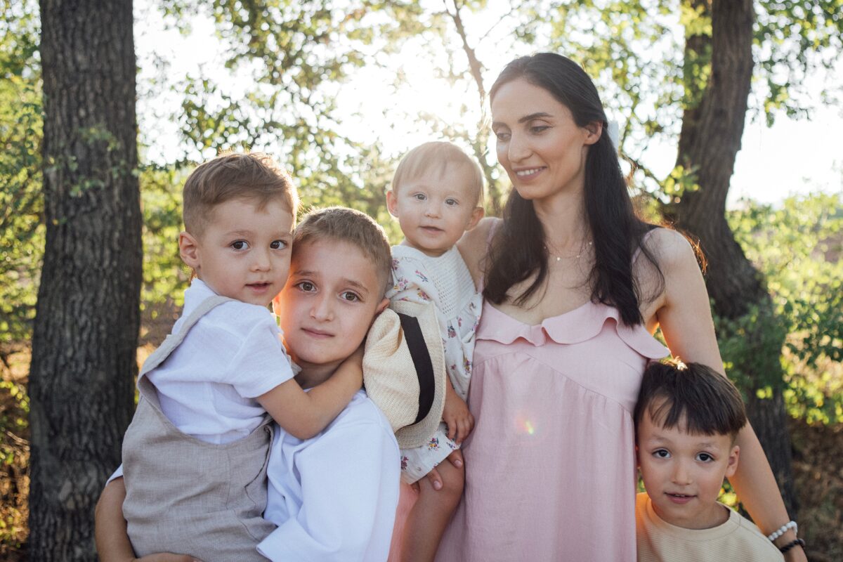 少子化に歯止めをかける方法？ 未婚の男女が増え、離婚する夫婦が増え、経済不況も相まって少子化は進み…。 経済対策こと少子化防止の本丸！と政治家が声高に言いますが、本当にそうなんでしょうか？私たちが出来る、もの凄く簡単な方法が日本を救うのかも知れません。