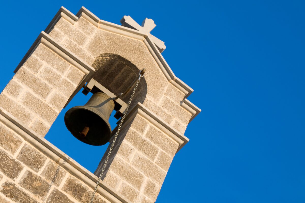 元彼の結婚式には葬送のウェディングベルを鳴らして 皆さんは昭和の時代に一世を風靡したウェディングベルという曲をご存知ですか？元彼を忘れられない女性が、その彼の結婚式に招待されるという地獄絵図で曲の最後は、くたばっちまえアーメン。キリスト教団体からクレームが入るほどの罰当たりな曲でした。元彼や元カノを結婚式に招待したり、参加することはどんな理由があっても有り得ません。