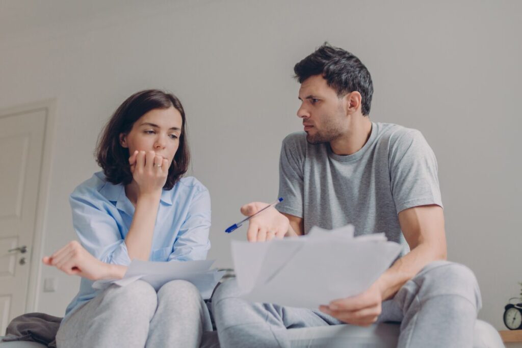 少子化に歯止めをかける方法
増え続ける未婚率と離婚率
真剣に話し合うカップル