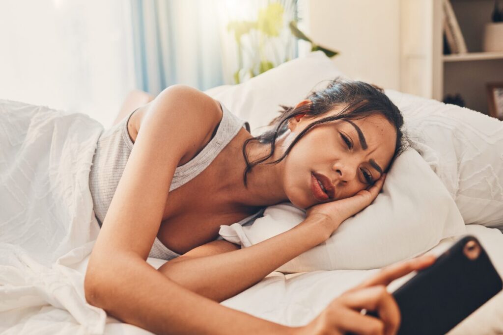 寝不足のあなたに起きること
寝落ち文化
スマホを見ながら寝る女性