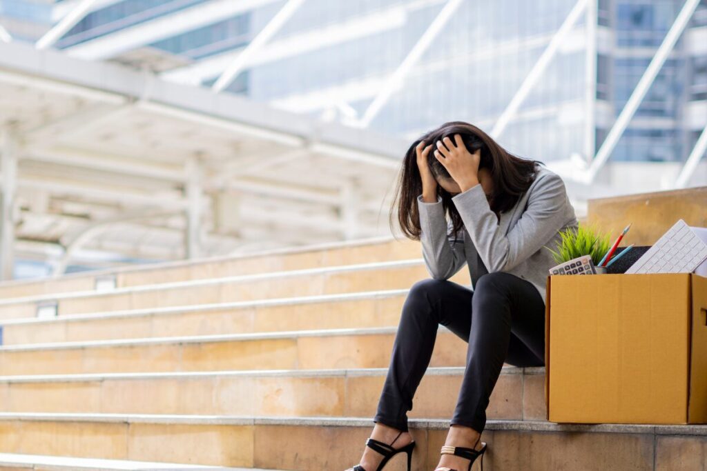 世界はあなたを中心に回っている
ストレスは人からしか受けない
悩む女性