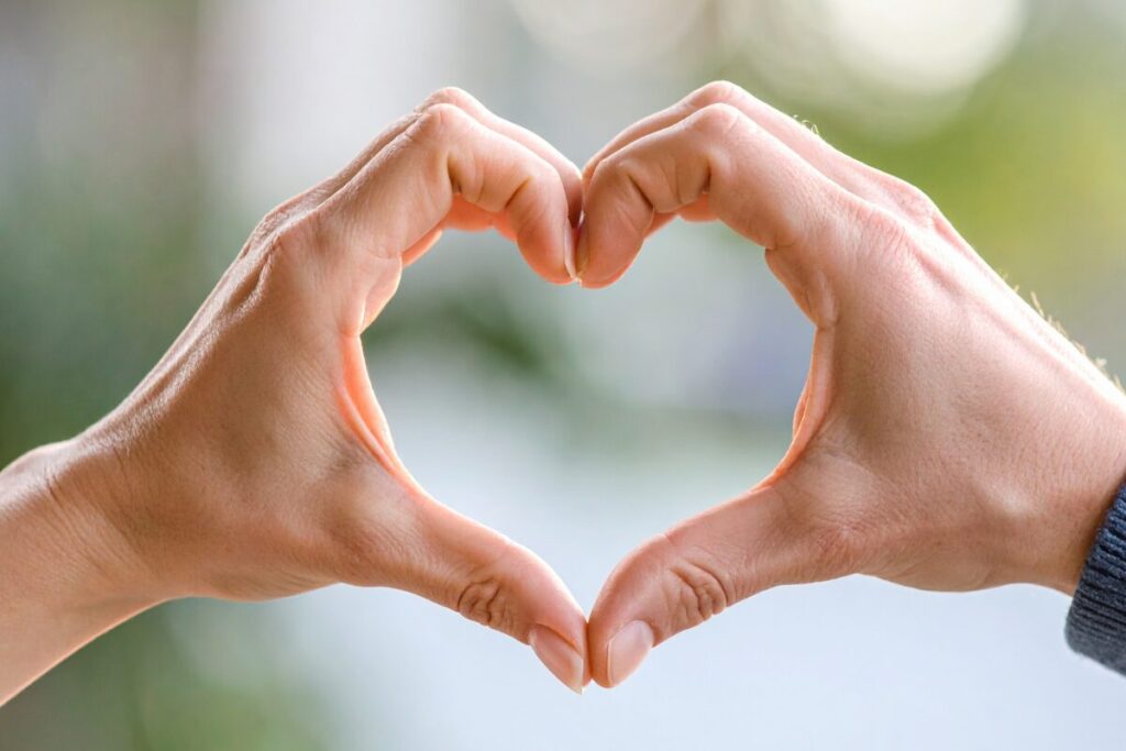 少子化に歯止めをかける方法
結婚の決め手
手で作るハート