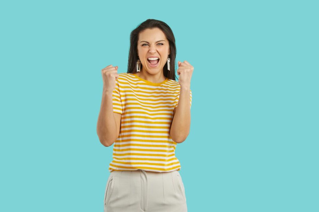 恋愛における逆転の一撃
何回もチャレンジする
拳を握ってチャレンジする女性