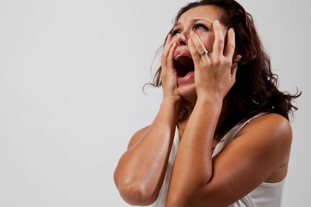 ウェディングドレス、何歳まで着られる?
アラフォーとか言うなー!
泣き叫ぶ女性