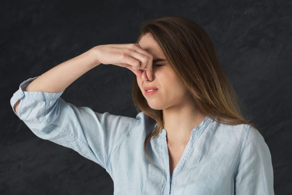 幸せのブーケを胸に
悪魔は匂いと共に
鼻をつまむ女性