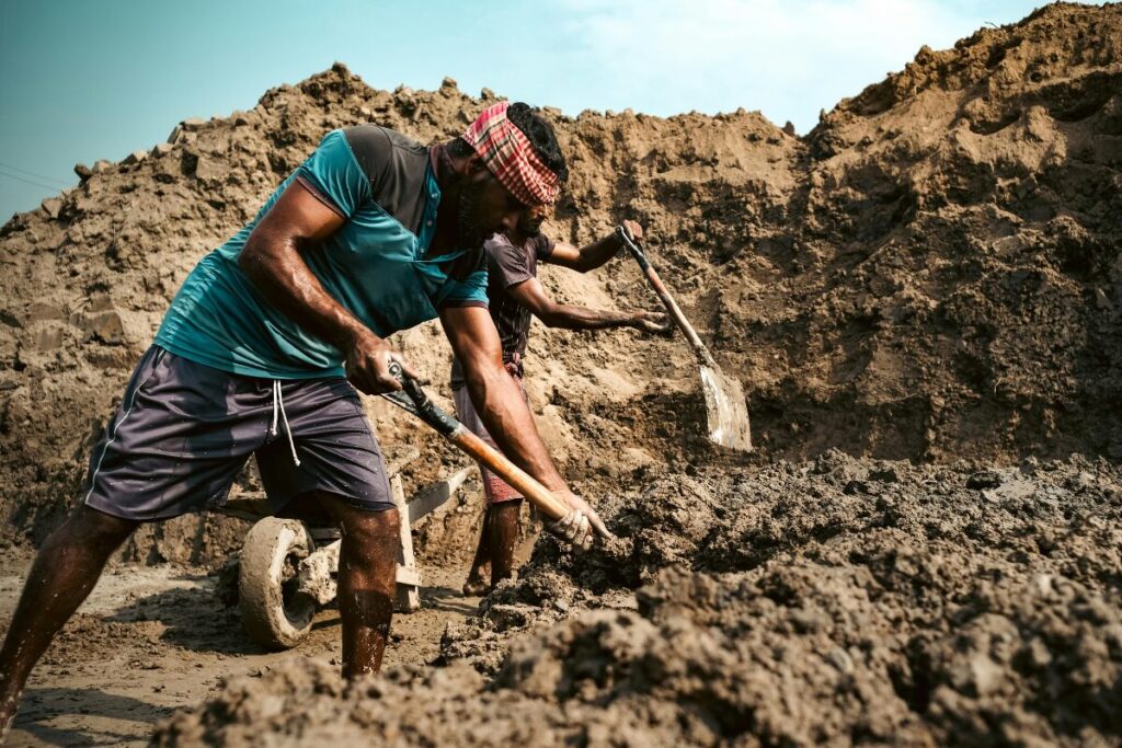 レアアースって何？
けっこうどこにでも埋まっているらしい
シャベルで掘る男性