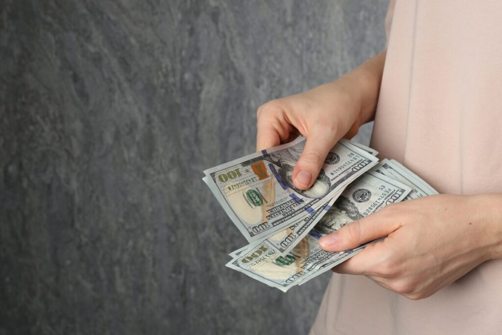 少子化に歯止めをかける方法
身もふたもない理由
お金を数える