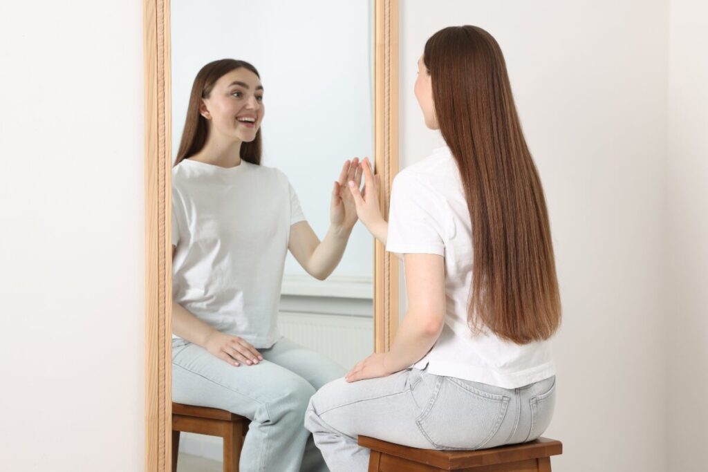 ウェディングドレス、何歳まで着られる?
自信を持って!
鏡の前で自信気な女性