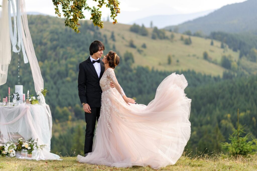 元彼の結婚式には葬送のウェディングベルを鳴らして
幸せな結婚式
結婚式をあげるカップル