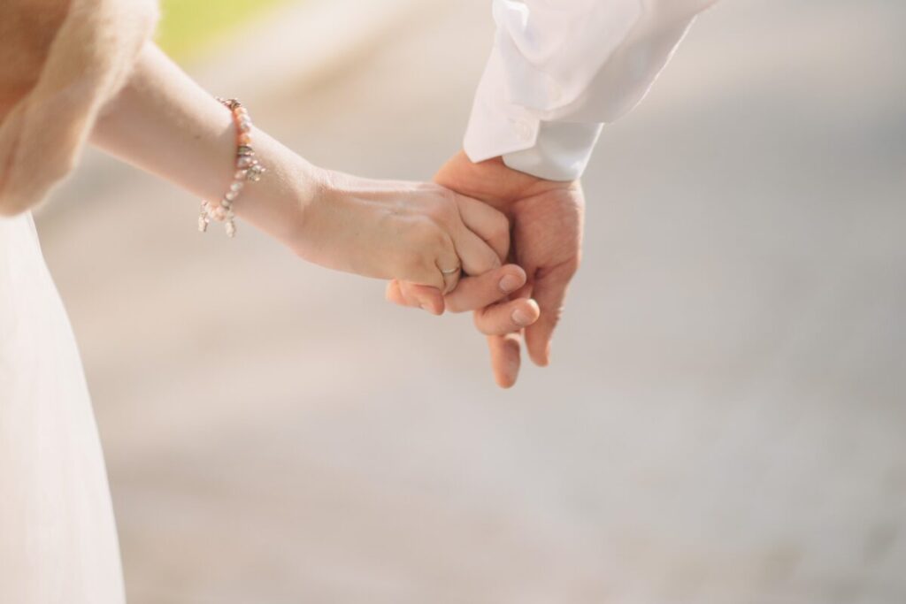ずっとっていつまでよ
手をつなぐカップル