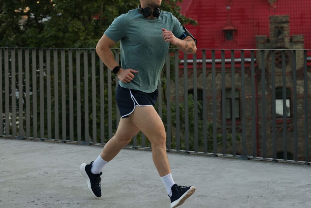 情報弱者にならないために必要な二つの視点
抜け出す方法
走る男性