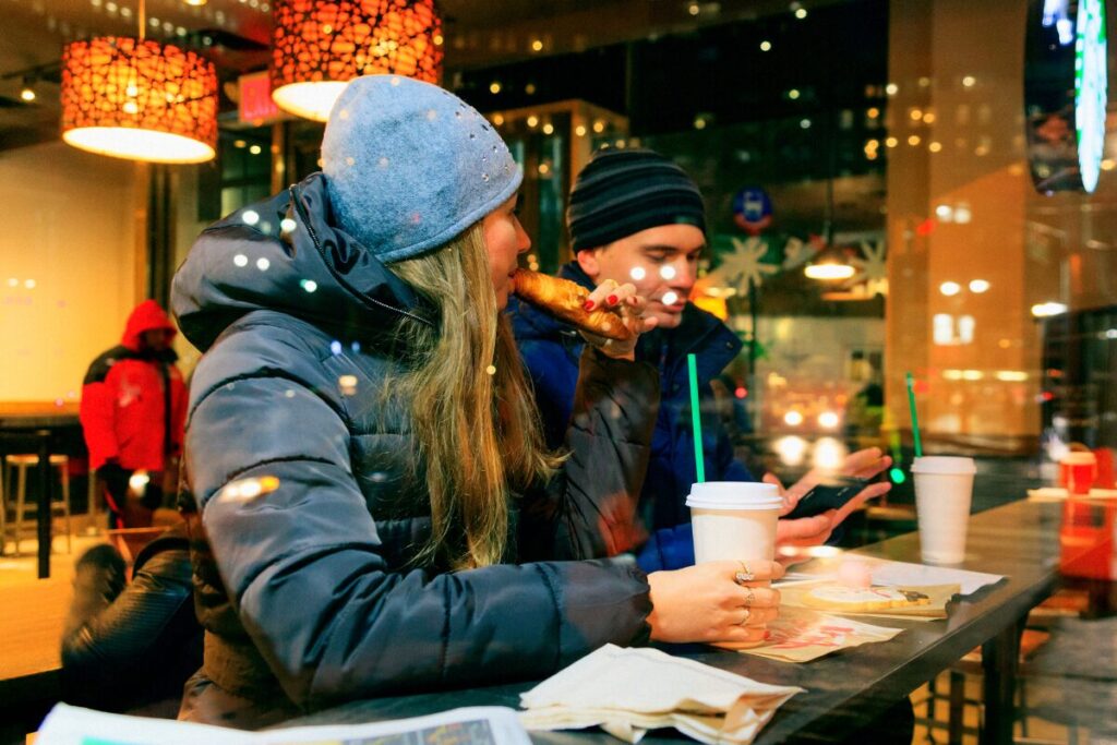 婚活で失敗する人
カフェでの会話
会話が盛り上がらない男女