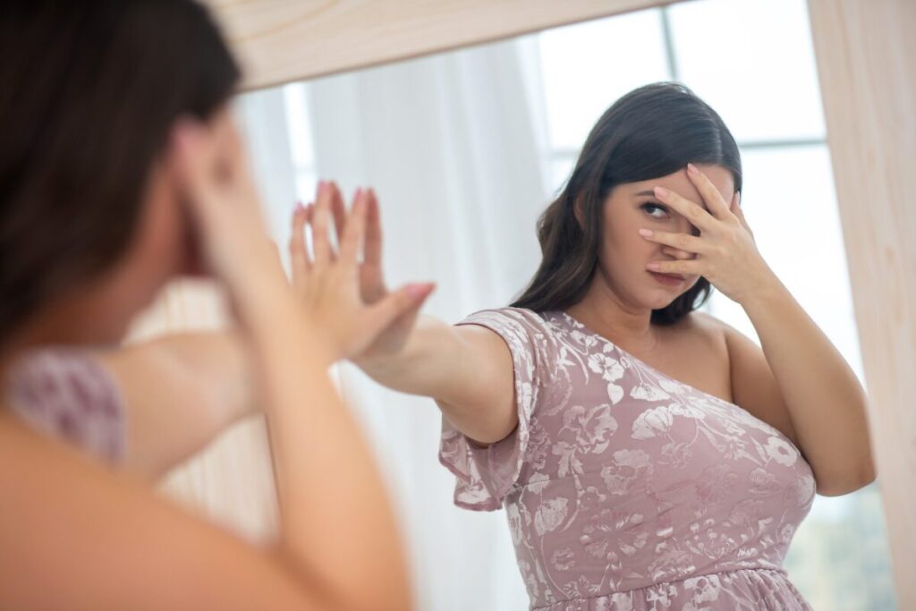 世界はあなたを中心に回っている
あなたの敵はあなた
鏡の中の自分に怒る女性