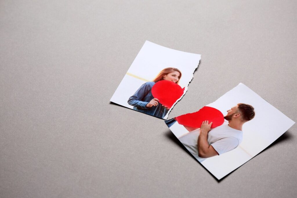 元彼の結婚式には葬送のウェディングベルを鳴らして
元カレや元カノという存在
写真の中のカップル