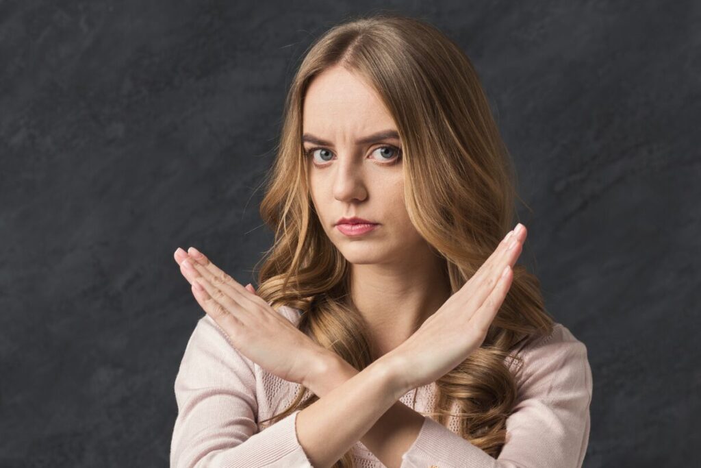 花粉って何!
お家に入れない
手でバツを作る女性