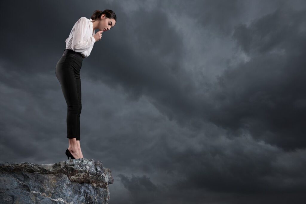 情報弱者にならないために必要な二つの視点
あなたを上から見下ろすあなた
下を見下ろす女性