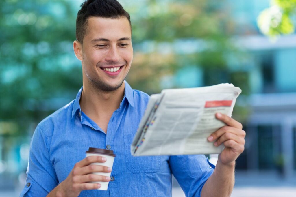 レアアースって何？
日本産のレアアース
新聞を見て喜ぶ人