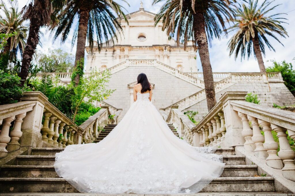 ウェディングドレス、何歳まで着られる?
私を見て!でいいんです
堂々としたウェディングドレス姿