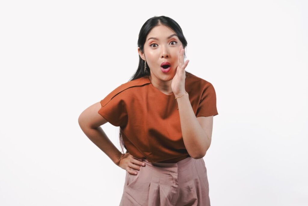 少子化に歯止めをかける方法
悪い話の方が広がりやすい
うわさ話をささやく女性