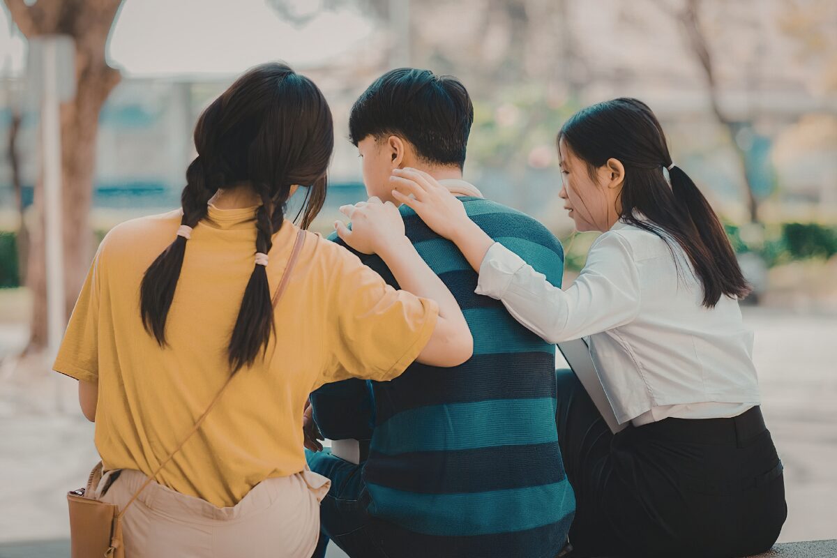 三角関係友達と同じ人を好きになると友達の彼を好きになるは似ているようで全く違います。そんなこんな含めて人はこれを三角関係と言います。しかし、それは言葉を変えれば誰かの浮気、あるいは優柔不断か二兎追うものの強欲か。恋愛は二人で紡ぎ合った方が身のためです。