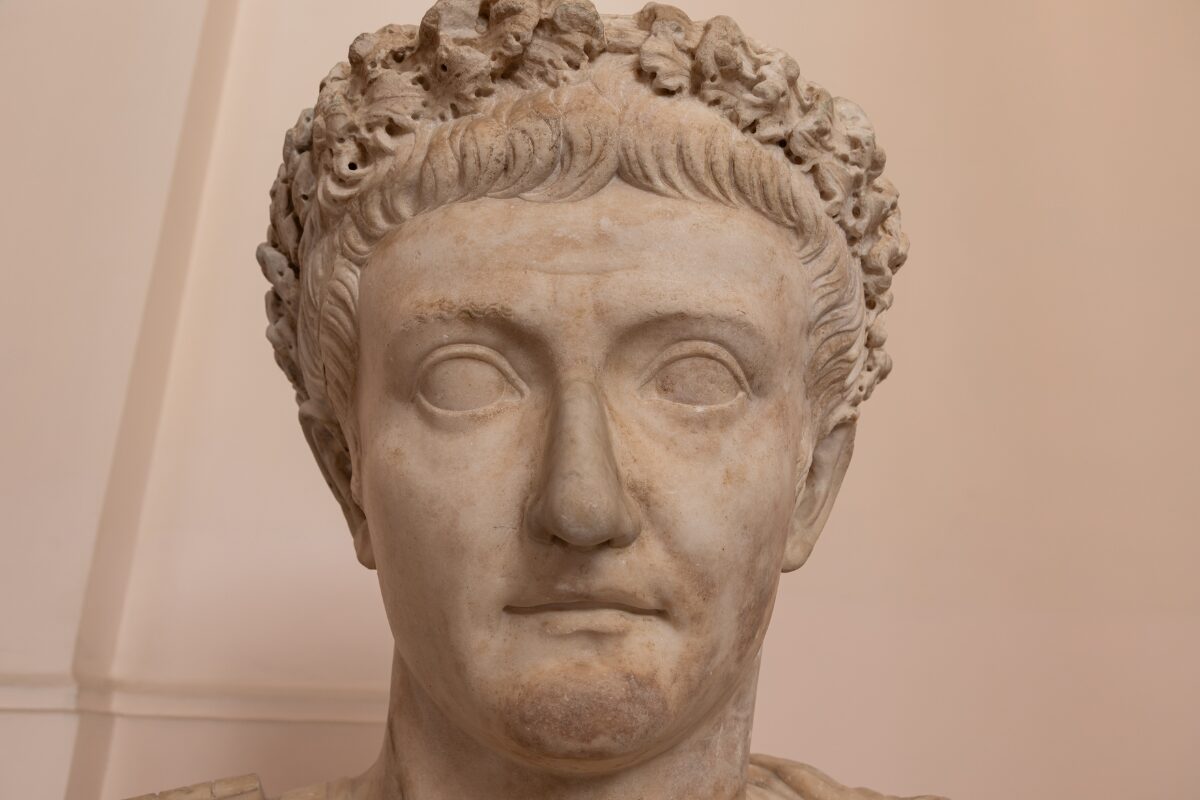 全ての疲れは目に通ず 肩こり、首こり、片頭痛。多くの人が悩まされるこの症状。スマホを見過ぎ？PCを使い過ぎ？そうなのです、これらの症状は全て見るという行為が大きく関わっているのです。ストレッチやマッサージにいくら行っても解決しないあなた。もしかすると視点が違うのかも知れません。