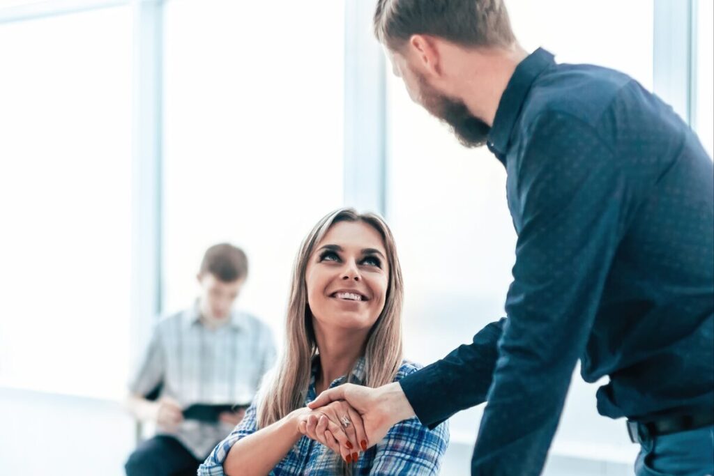 新人の心得
第一印象です
挨拶する男女