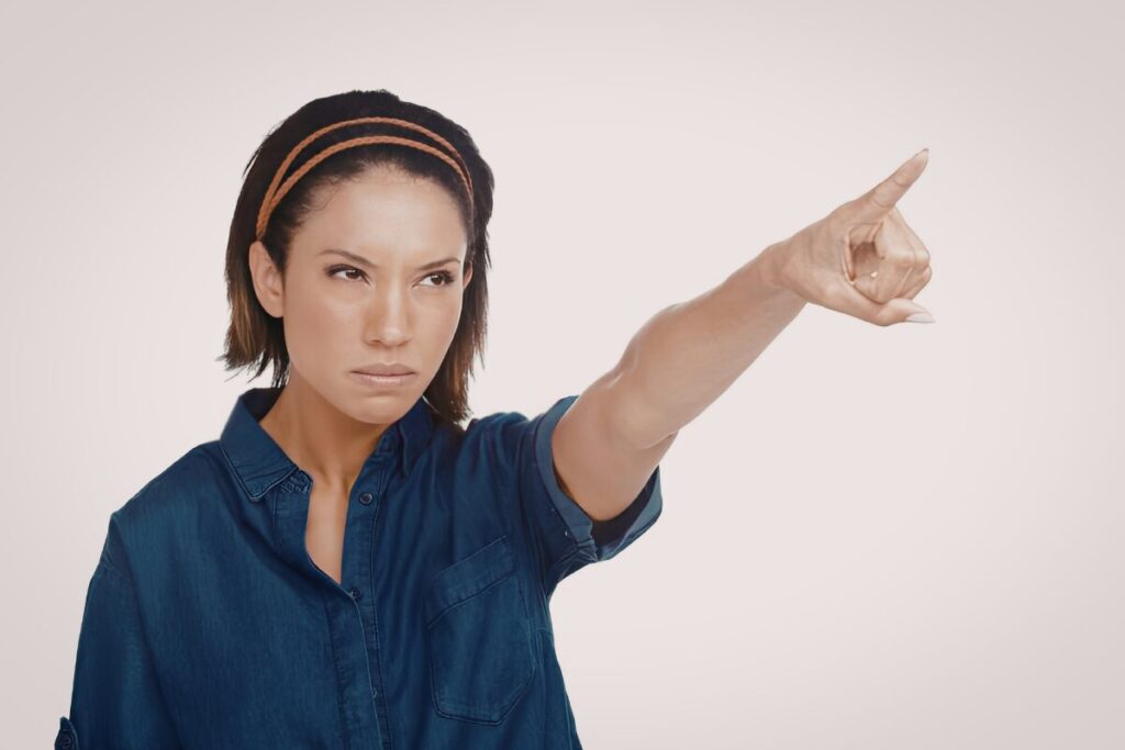 パートナーが鬱になりました
指摘をしない
指を指して指摘する女性