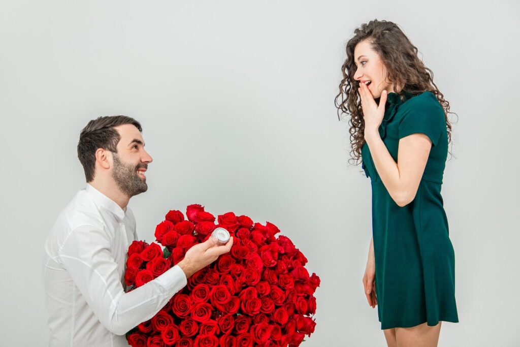 恋愛体質の男
恋しちゃう男
女性に花束を渡す男性