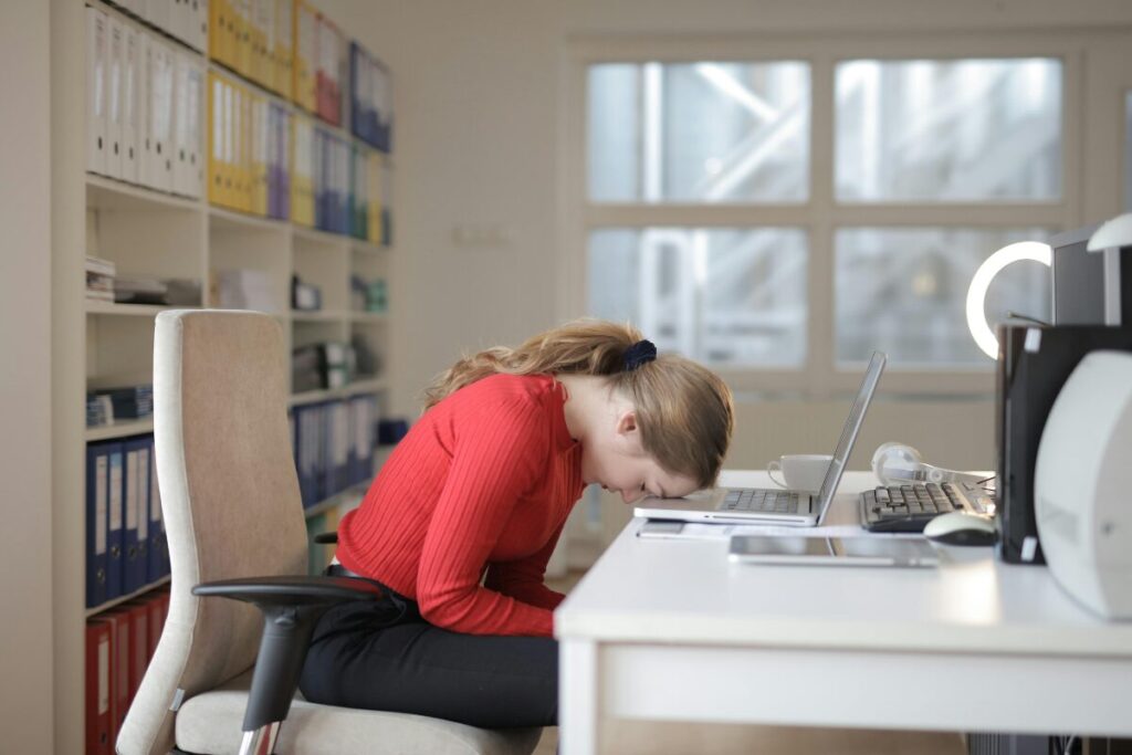 新人の心得
人間関係の構築はまだです
落ち込む女性