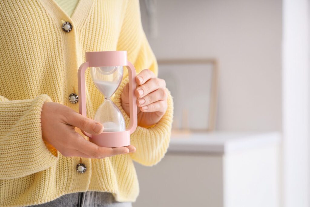 家事に疲れた
あなたの貴重な人生
砂時計を抱える女性