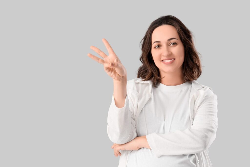 三角関係
三角だけに三択
指で三を作る女性