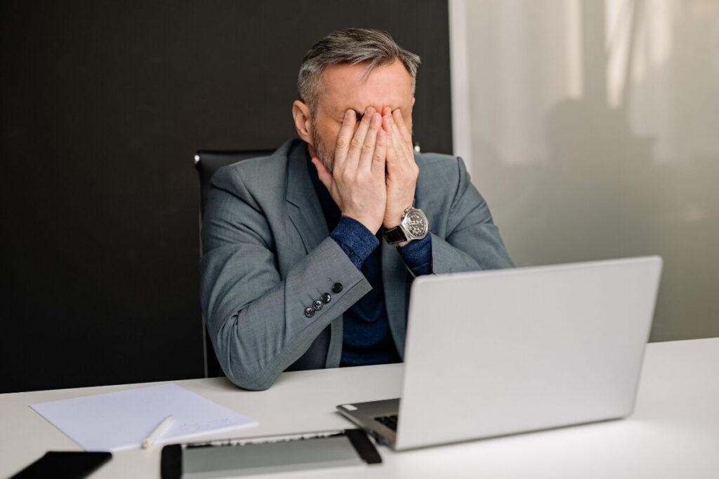 全ての疲れは目に通ず
20-20-20
PCの前で目をおさえる男性