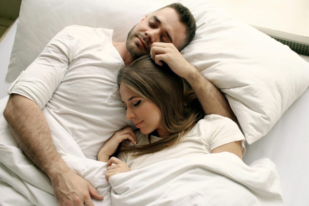 パートナーが鬱になりました
規則正しい生活
ベッドで寝入る男女