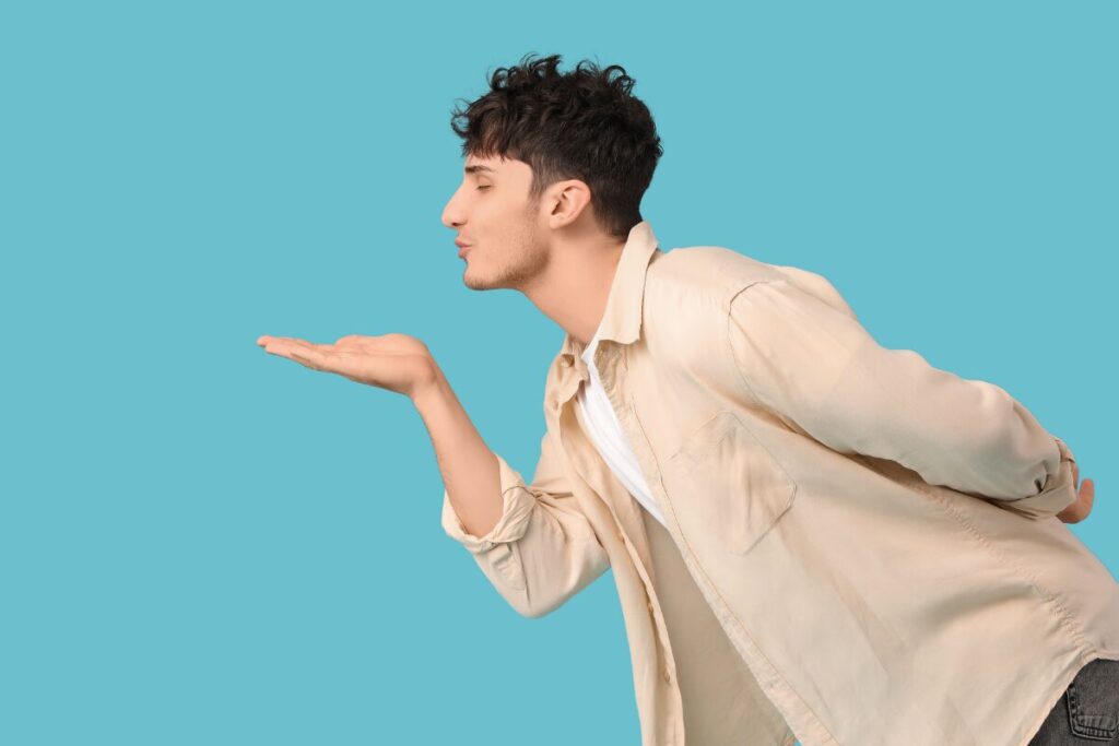 恋愛体質の男
ところかまわず
投げキッスをする男性