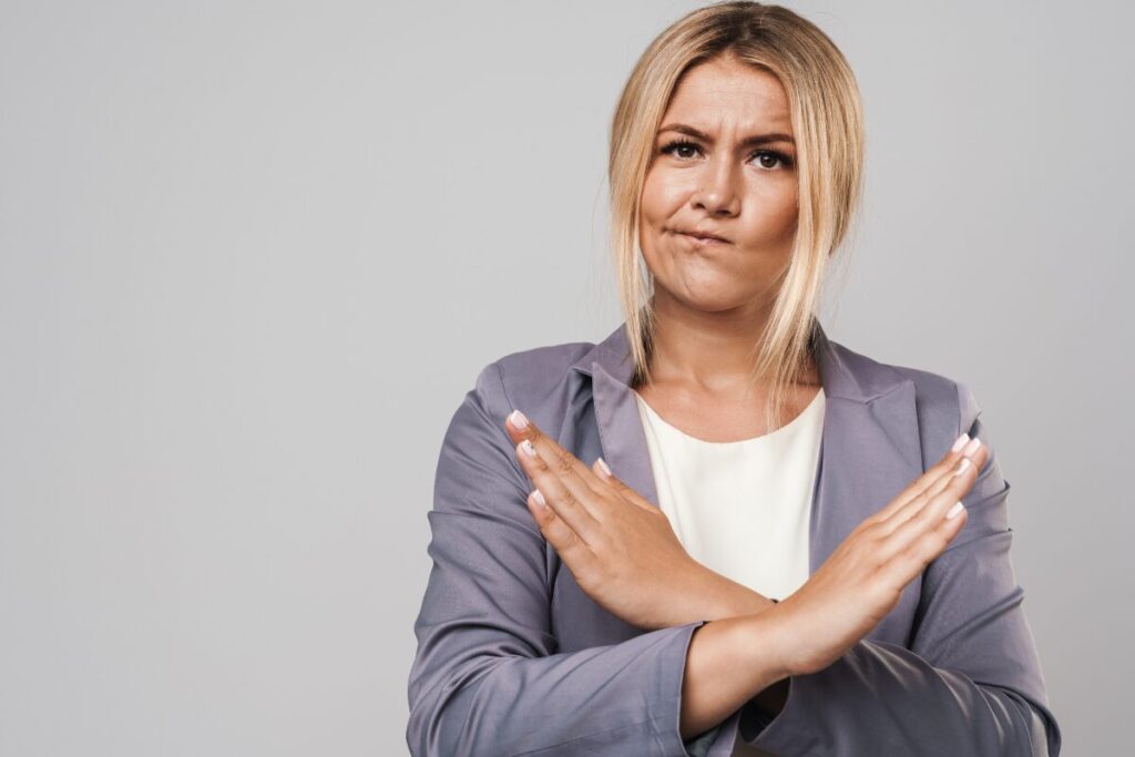 新人の心得
先回りをるな
手でバツを作る女性