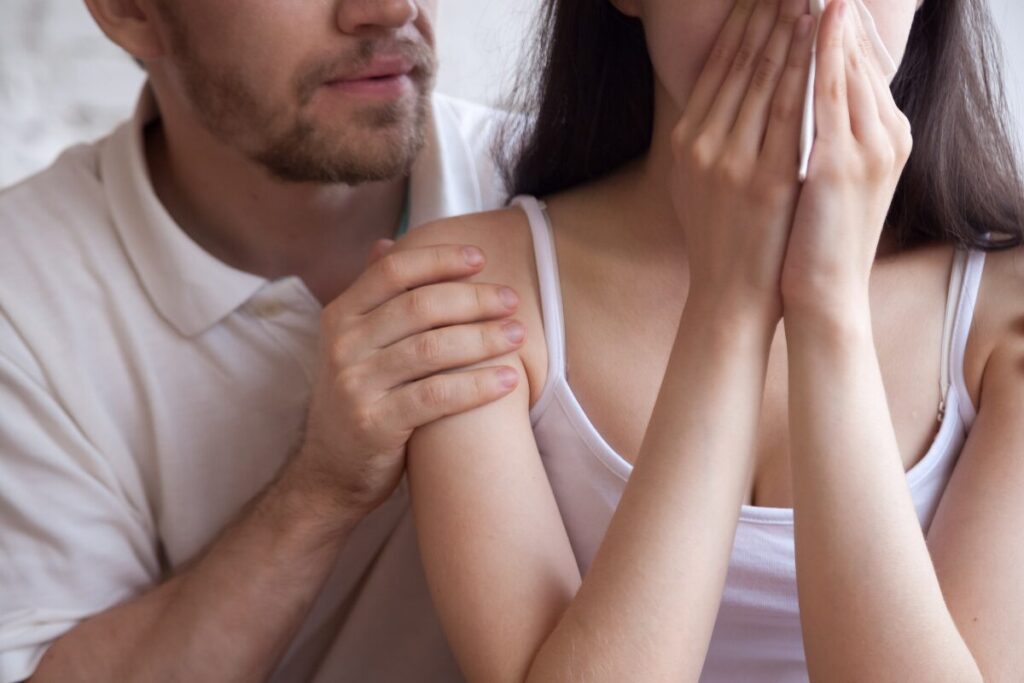 結婚に求めるものは安定?
ドラマチックな結婚?
嘆く女性を慰める男性