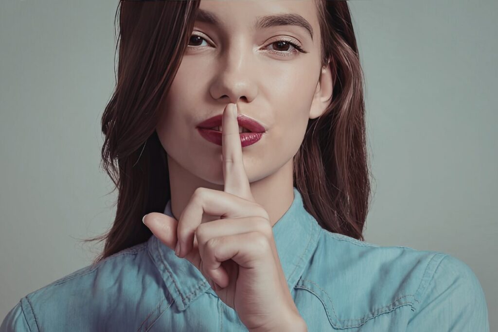 三角関係
内緒で付き合っちゃう
指でしーっとする女性