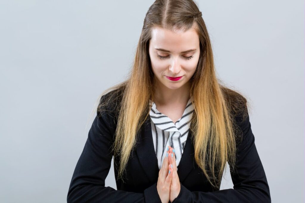 三角関係
身を引く
お辞儀する女性